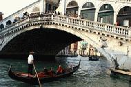 The ever romantic gondola ride through Venezie!